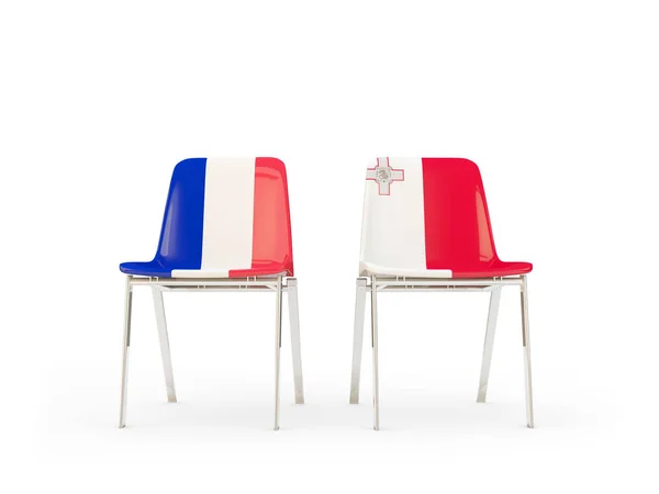 Zwei Stühle mit französischen und maltesischen Flaggen — Stockfoto