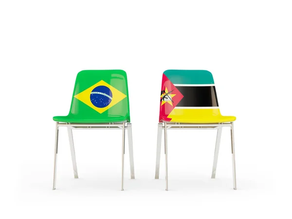 Brezilya ve Mozambik bayrakları taşıyan iki sandalye — Stok fotoğraf