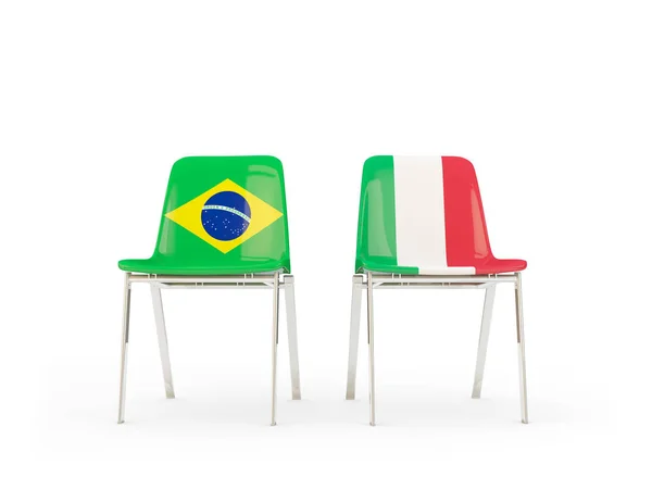 Brezilya ve İtalya bayrakları taşıyan iki sandalye — Stok fotoğraf