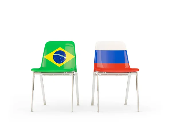 两把挂着巴西和俄罗斯国旗的椅子 — 图库照片