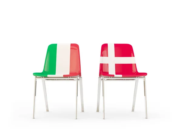 Dwa krzesła z flagi Włoch i Danii — Zdjęcie stockowe
