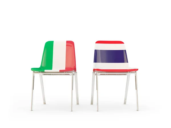 Twee stoelen met vlaggen van Italië en thailand — Stockfoto