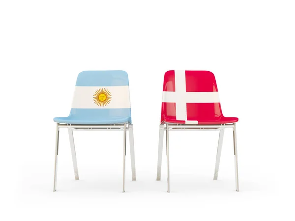 Arjantin ve Danimarka bayrakları taşıyan iki sandalye — Stok fotoğraf