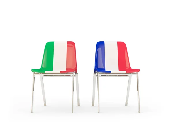 Dvě židle s vlajkami z Itálie a Francie — Stock fotografie