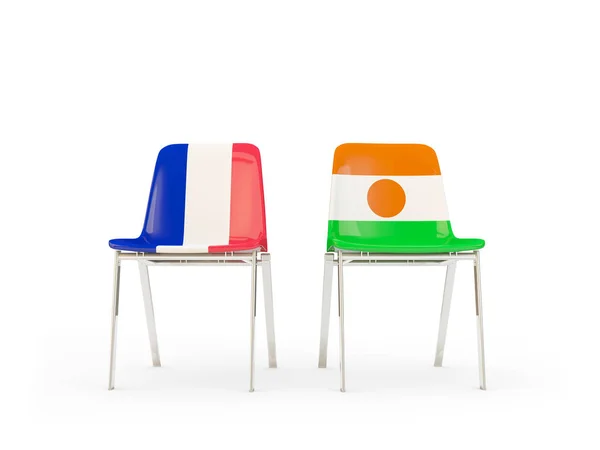 フランス、ニジェールの国旗と 2 つの椅子 — ストック写真