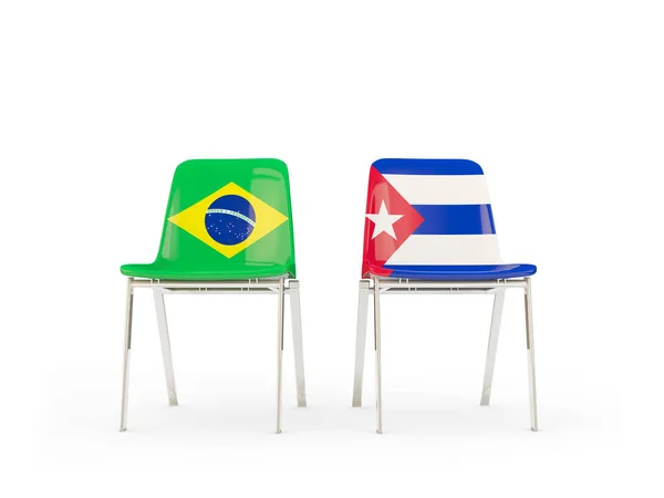 Duas cadeiras com bandeiras do Brasil e Cuba — Fotografia de Stock