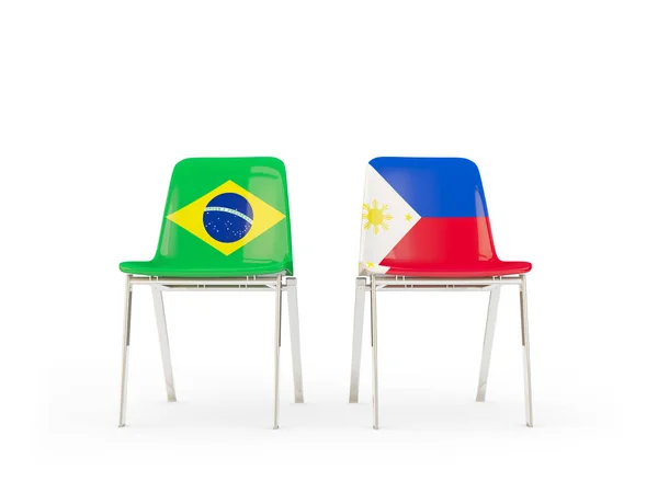 Dos sillas con banderas de Brasil y filipinas — Foto de Stock