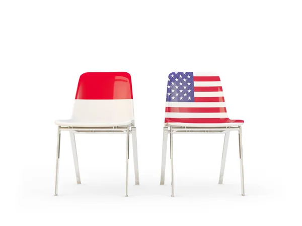 Zwei Stühle mit Flaggen Indonesiens und der Vereinigten Staaten — Stockfoto