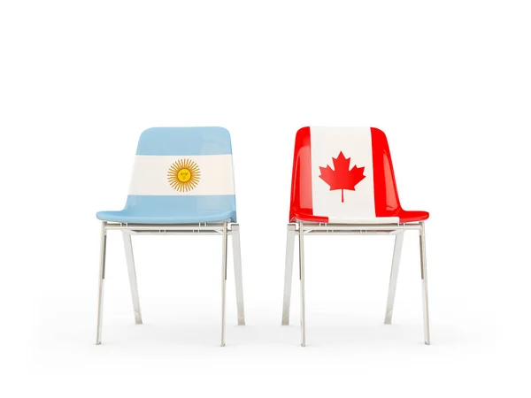 Два стула с флагами Аргентины и Канады — стоковое фото