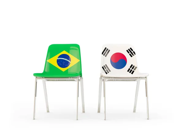 Brezilya ve Güney Kore bayrakları taşıyan iki sandalye — Stok fotoğraf