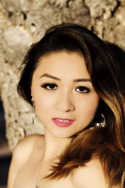 Atrakcyjne Asian American Kobieta Plenerowej Odsłonięte Ramiona Dębu — Zdjęcie stockowe