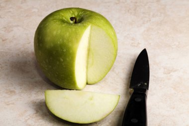 Yeşil Elma Dilim li Kiremit Tezgahı Üzeri 