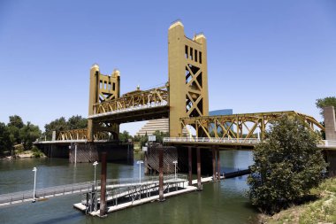 Sacramento Nehri ile Tower Bridge orta kısım yükseltilmiş pozisyonda mavi gökyüzü