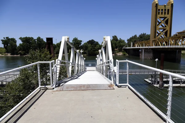 Fußweg Hinunter Zum Fluss Sacramento Mit Teilweiser Turmbrücke Und Blauem — Stockfoto
