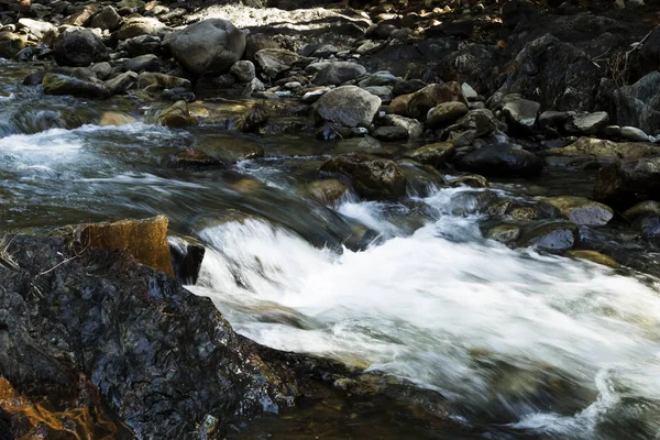 Pequeño Río Que Fluye Sobre Rocas Con Espuma Blanca Montañas —  Fotos de Stock