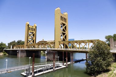 Sacramento Tower Bridge gündüz masmavi gökyüzü ve nehir ağaçları ile