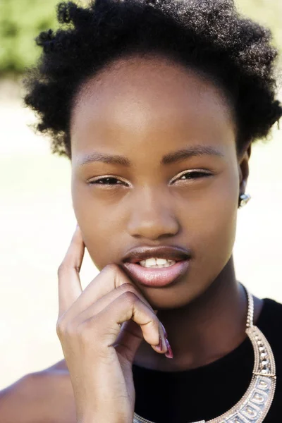 Atractivo Retrato Aire Libre Mujer Afroamericana Con Mano Mejilla —  Fotos de Stock