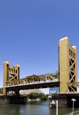 Sacramento kule köprü mavi gökyüzü ve nehir karşı kaldırdı orta kısım ile