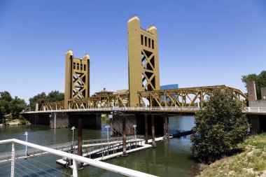 Kule köprü mavi gökyüzü güney görüntülendi ile Sacramento Nehri üzerinde