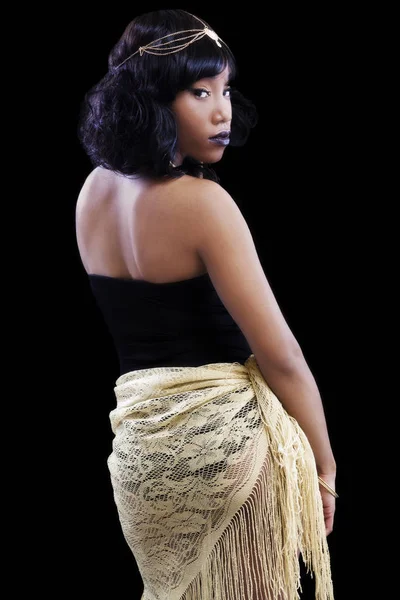 Mulher Afro Americana Atraente Leotard Preto Xale Dourado Fundo Escuro — Fotografia de Stock