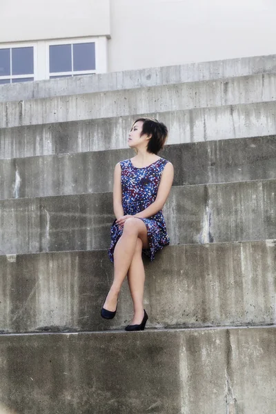 Atraente Asiático Americano Mulher Sentada Vestido Grandes Passos Concreto — Fotografia de Stock