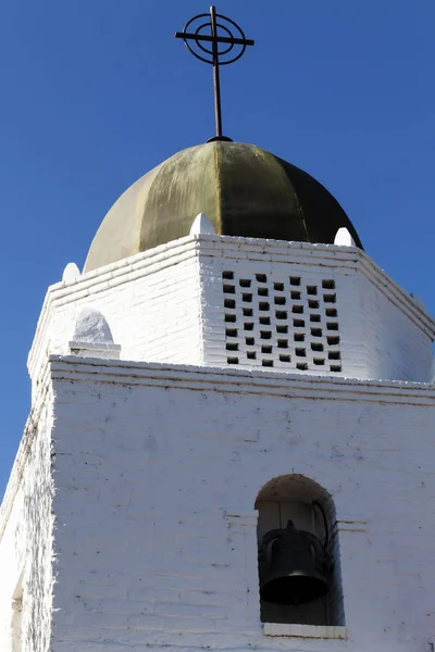 Σταυρός Και Cupula Στην Καλιφόρνια Λευκό Adobe Τούβλα Εκκλησία Καμπαναριό — Φωτογραφία Αρχείου