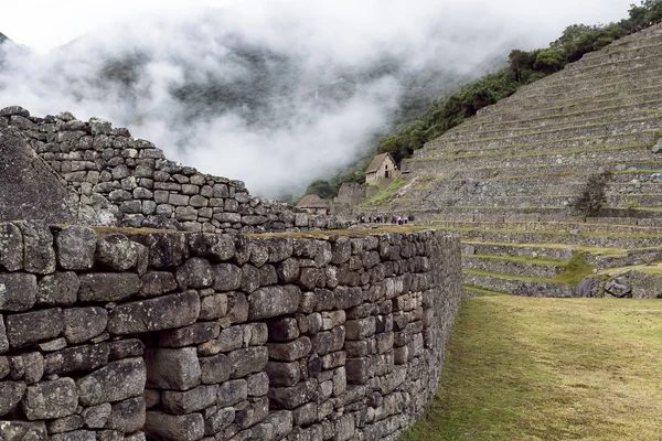 Machu Pichu Stenväggar Och Terrasser Med Gräs Turister Och Moln — Stockfoto