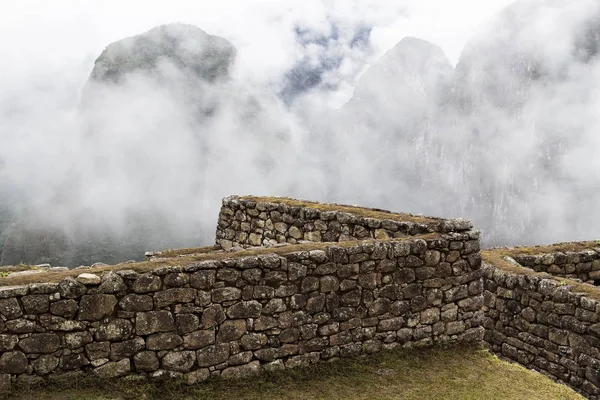 Stenväggar Med Moln Och Bergen Bakgrunden Machu Picchu Peru Sydamerika — Stockfoto