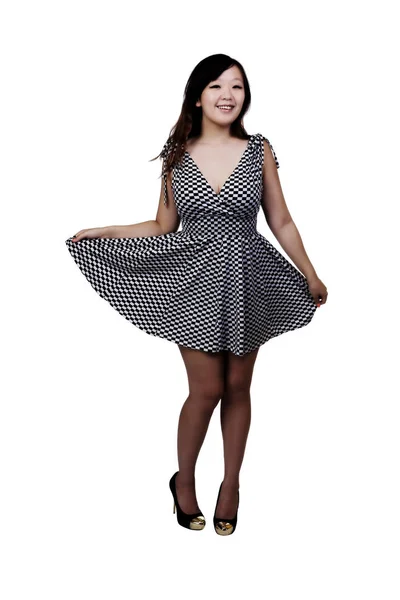 Młode Uśmiechnięte Amerykańska Chinka Stojący Sukienka Czarno Białe Jasnym Tle — Zdjęcie stockowe