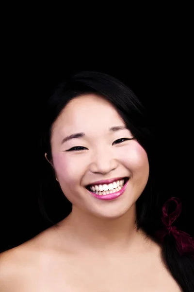 暗い背景にかなり日系アメリカ人の若い女性の肖像画 — ストック写真