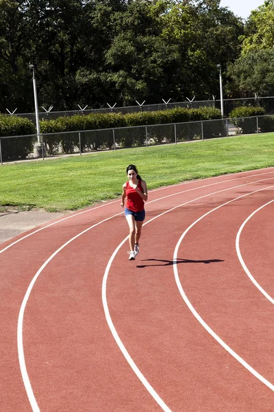 Молода Латиноамериканка Біжить Трек Червоним Топ Сині Шорти Обличчям Камери — стокове фото