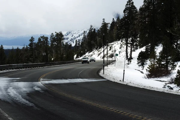 Deux Voitures Sur Route Montagne Avec Des Nuages Neige Arbres — Photo