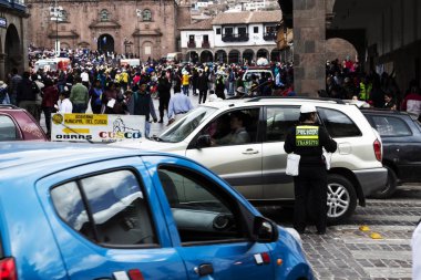 Cusco, Peru - 15 Haziran 2015: Kalabalık ve Plaza De Armas içinde geçit töreni için trafik