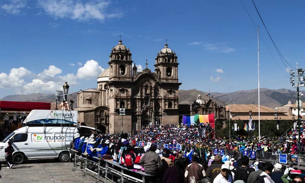 Cusco Perú Junio 2015 Desfile Multitudes Camiones Plaza Armas — Foto de Stock