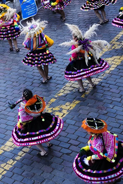 クスコ ペルー 2015 女性のパレードがプラザ アルマスで伝統的な衣装に身を包んだ — ストック写真
