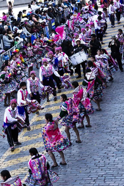 クスコ ペルー 2015 男性と女性のパレードで観客とプラザ アルマスなど伝統的な衣装に身を包んだ — ストック写真