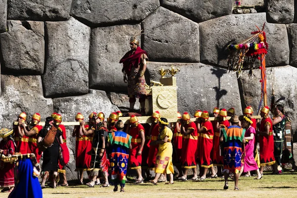 Cusco, Peru - 24 Haziran 2015: Taşınan Inti Raymi töreni kral olmak için geleneksel Inca kostümler giymiş kadın ve erkek