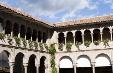 Kemer yapı iki düzeyde Cusco Peru Güney Amerika mavi gökyüzü beyaz bulutlar detay