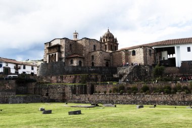 Cusco, Peru - 15 Haziran 2015: Chuch gerekçesiyle turist ve bulutlu gökyüzü ile dış görünümünün Santo Domingo ve Inca Qorikancha Tapınağı