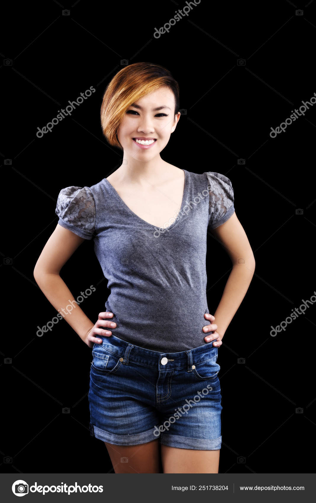 Sourire mince asiatique am ricain femme dans Jean shorts et pull