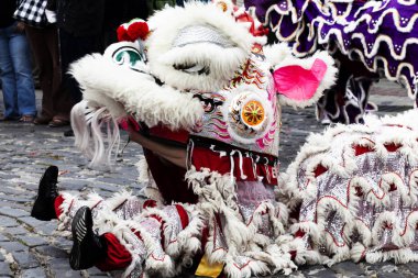 Kalabalık için performans zeminde oturan Çin Aslan Dancer