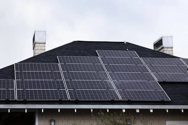Múltiples paneles solares en el techo de propiedad comercial — Foto de Stock