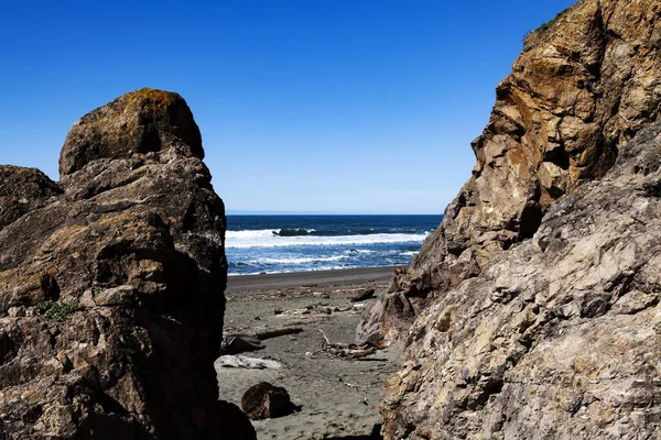 崖と岩と青い空と海のビュー — ストック写真