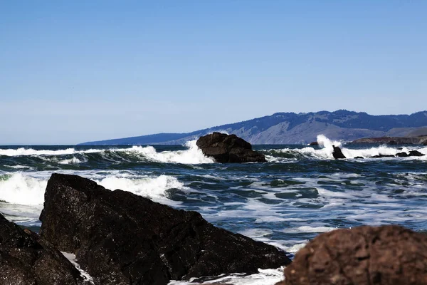 Noord-Californië oceaan golven raken rotsen met blauwe hemel — Stockfoto