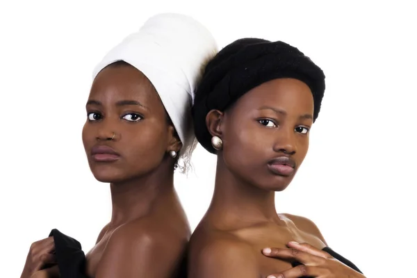 Retrato de ombro nu de duas mulheres afro-americanas — Fotografia de Stock