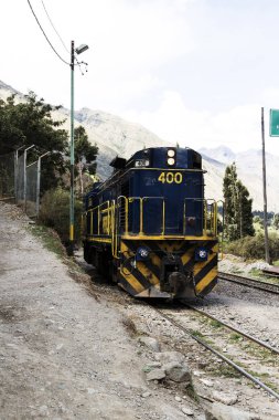Mavi ve Sarı Perurail Tren Motoru Raylar Üzerinde Oturan