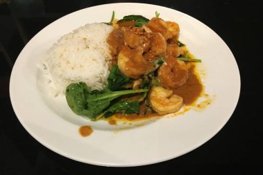 Beyaz Tabakta Pirinç ve ıspanak ile Pra Ram Karides