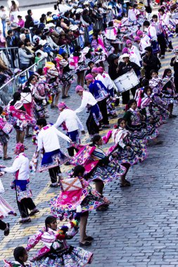 Erkek ve Kadın Şehir Parade Cusco Peru için Kostüm Giymiş