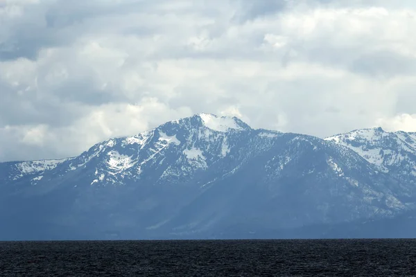Озеро Тахо і засніжені гори з хмарами — стокове фото