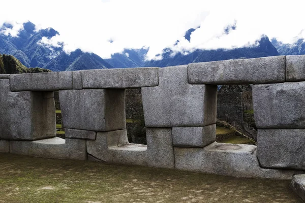 Vy genom tre sten fönster Machu Picchu Peru — Stockfoto